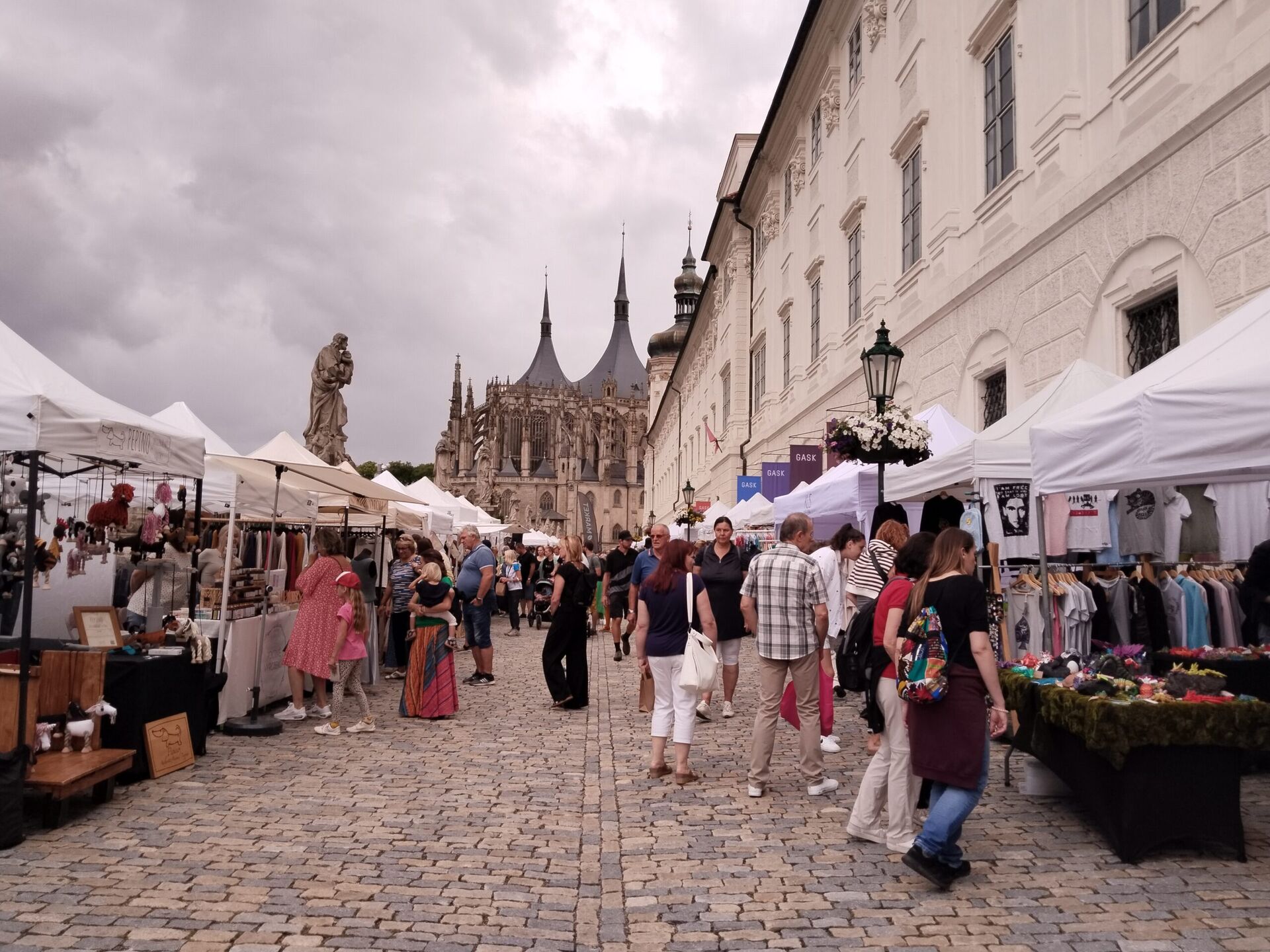 Oblíbený MINT MARKET – letos už podruhé u chrámu sv. Barbory – přilákal velké množství fanoušků autorských výrobků a delikates