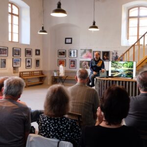 11. výstava fotografií Kutnohorského fotoklubu začala 2. 9. 2025 v GALERII SEDLECKÝ PIVOVAR vernisáží zpestřenou besedou s fotografem Jaroslavem Bouzkem