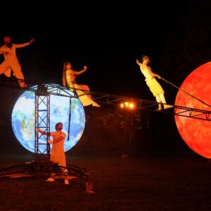 Jedinečný divácký zážitek přineslo zahájení Divadelního festivalu Kutná Hora 2025 díky představení V. O. S. A. Theatre