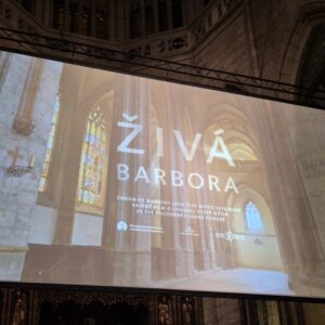 Slavnostní premiéra krátkého dokumentárního filmu Živá Barbora přilákala do chrámu sv. Barbory stovky návštěvníků
