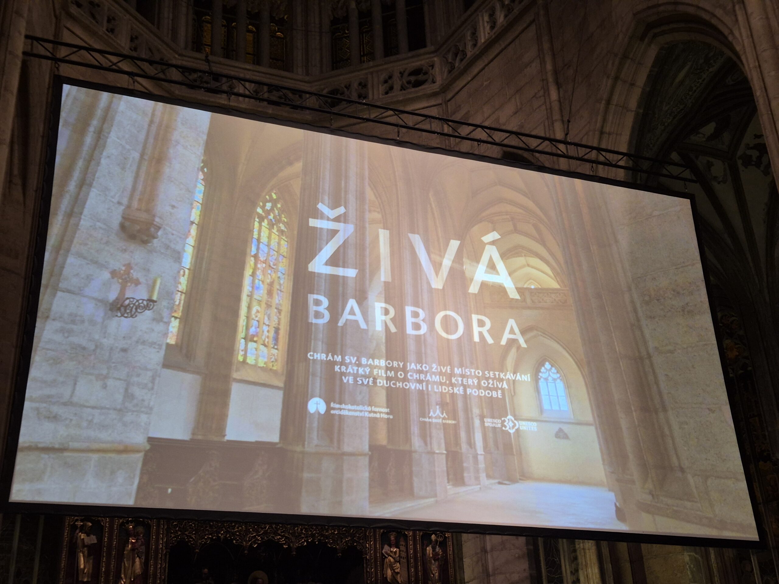 Slavnostní premiéra krátkého dokumentárního filmu Živá Barbora přilákala do chrámu sv. Barbory stovky návštěvníků