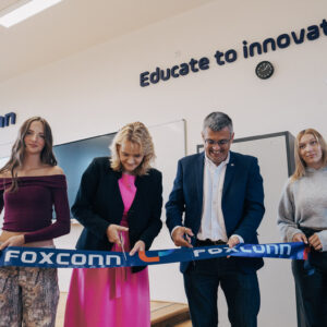 Foxconn ČR přispěl na rekonstrukci další učebny. Tentokrát pomohl VOŠ, SPŠ a JŠ v Kutné Hoře proměnit již letitou odbornou učebnu v moderní prostor, kam se budou nejen studenti rádi vracet.