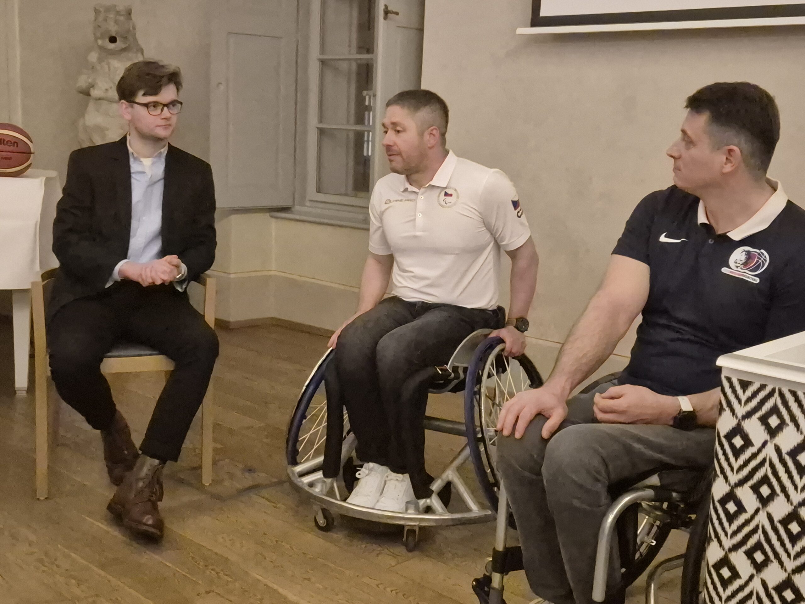 Disputace s Tomášem Pajerem a Tomášem Nevěčným o basketbalu na vozíku