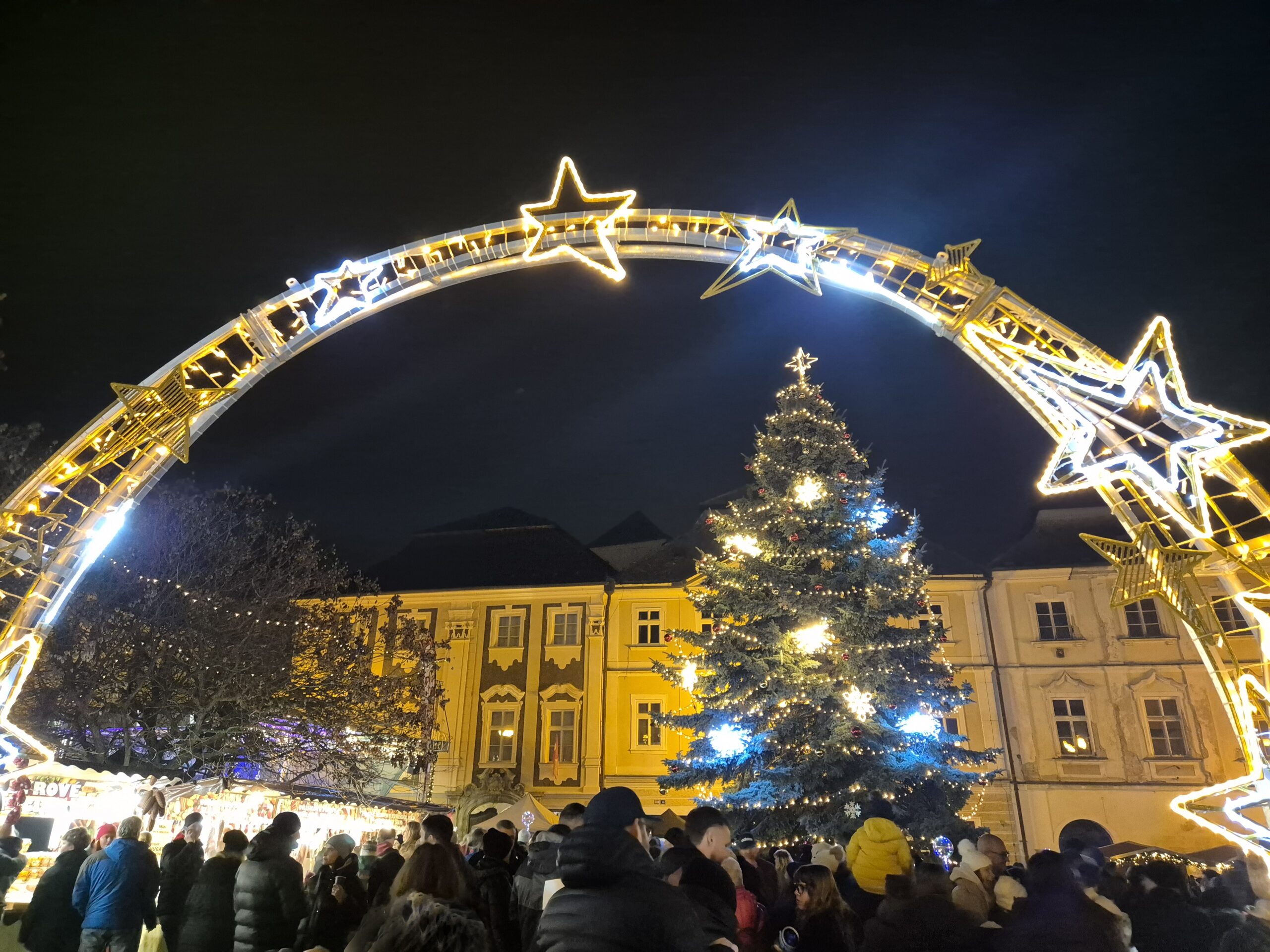 Palackého náměstí ožilo světly a hudbou: slavnostní večer na svátek sv. Barbory – patronky města – se opravdu vydařil