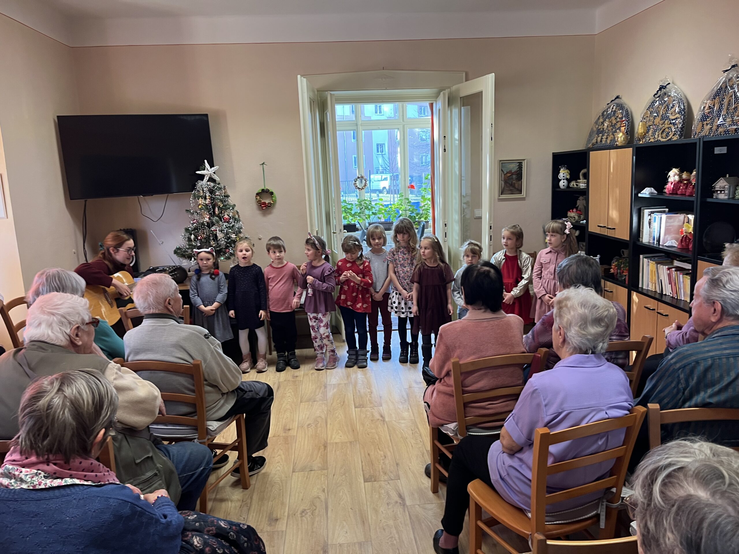 Děti z MŠ Benešova II potěšily vystoupením seniory v Klubu důchodců