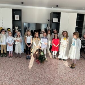 Děti z kutnohorské Masaryčky rozdávají předvánoční pohodu seniorům