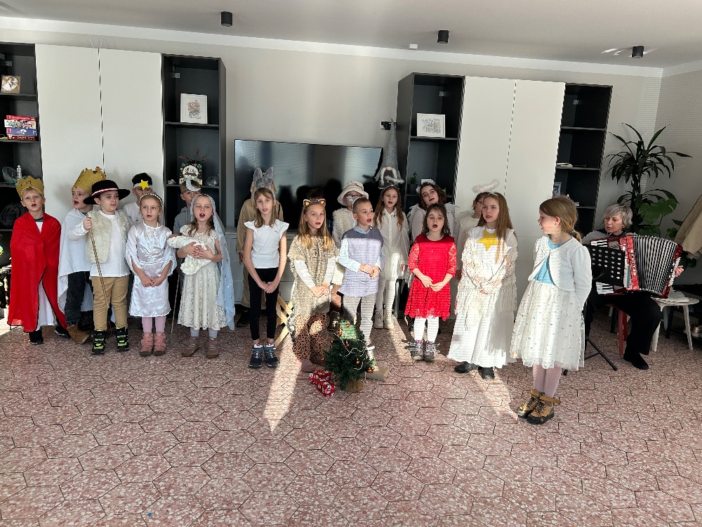 Děti z kutnohorské Masaryčky rozdávají předvánoční pohodu seniorům