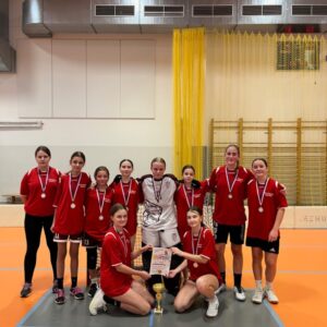 Mladší dívky z kutnohorské Masaryčky přivezly z krajského finále florbalu stříbrné medaile!