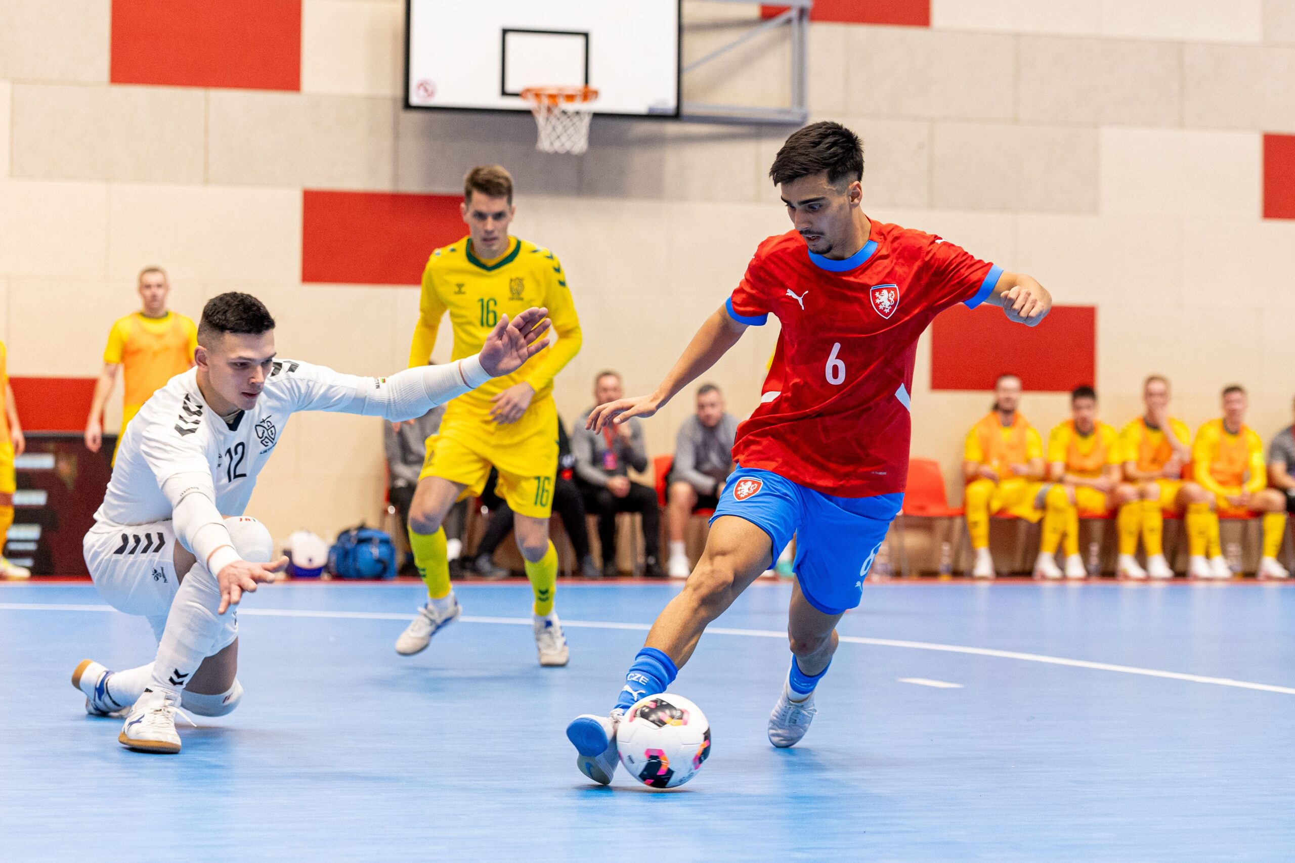 Na úvod Vánočního turnaje v Kutné Hoře porazili Češi Litvu