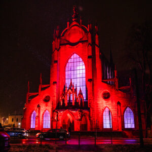 Společně za víru a svobodu: Katedrálu Nanebevzetí Panny Marie a sv. Jana Křtitele v Sedlci prostoupilo červené světlo