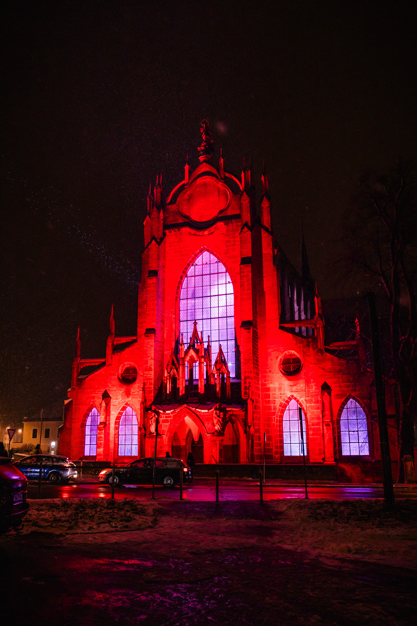 Společně za víru a svobodu: Katedrálu Nanebevzetí Panny Marie a sv. Jana Křtitele v Sedlci prostoupilo červené světlo