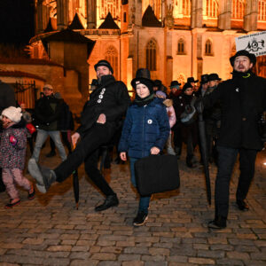 Švihlou chůzí vyrazili po setmění od chrámu sv. Barbory