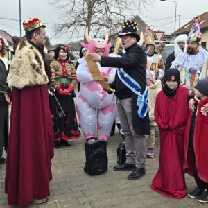Tradiční masky, hudba a veselí… Karlov opět ožil masopustem!