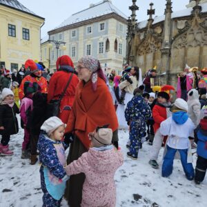 Pestrobarevný průvod masopustních masek z MŠ Pohádka oživil zasněžené centrum města