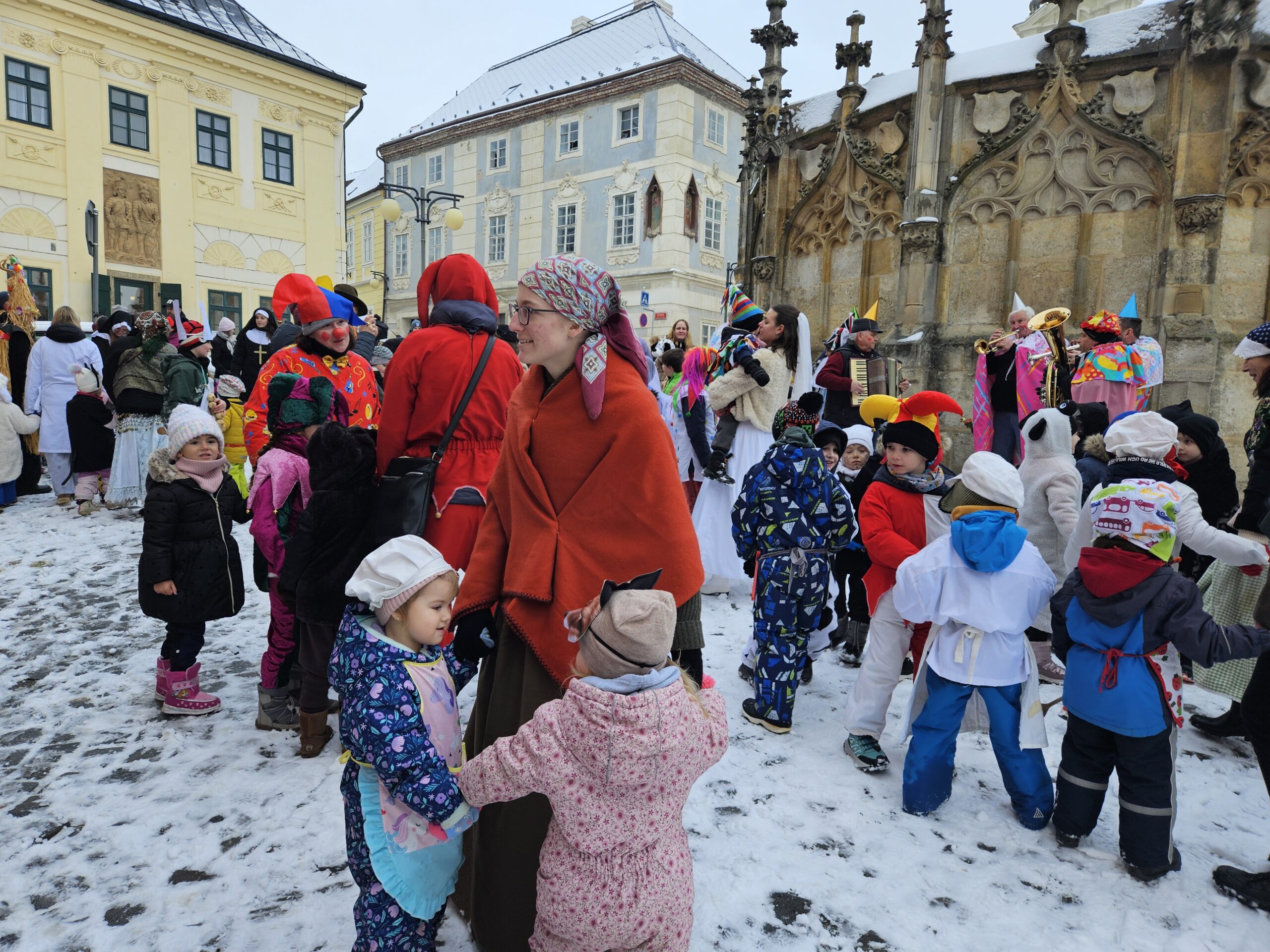 Pestrobarevný průvod masopustních masek z MŠ Pohádka oživil zasněžené centrum města