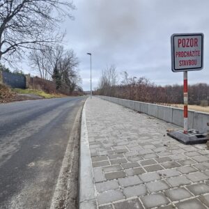 Od Seifertových sadů směrem k Třešňovce budují nový chodník