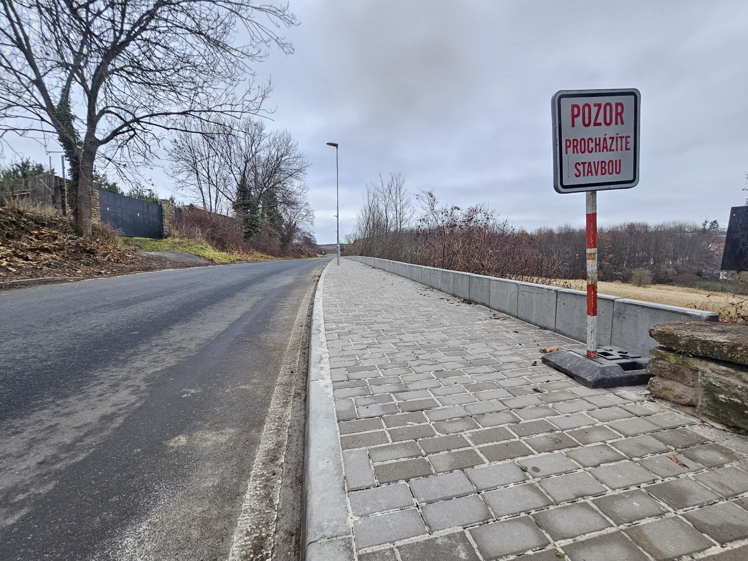Od Seifertových sadů směrem k Třešňovce budují nový chodník