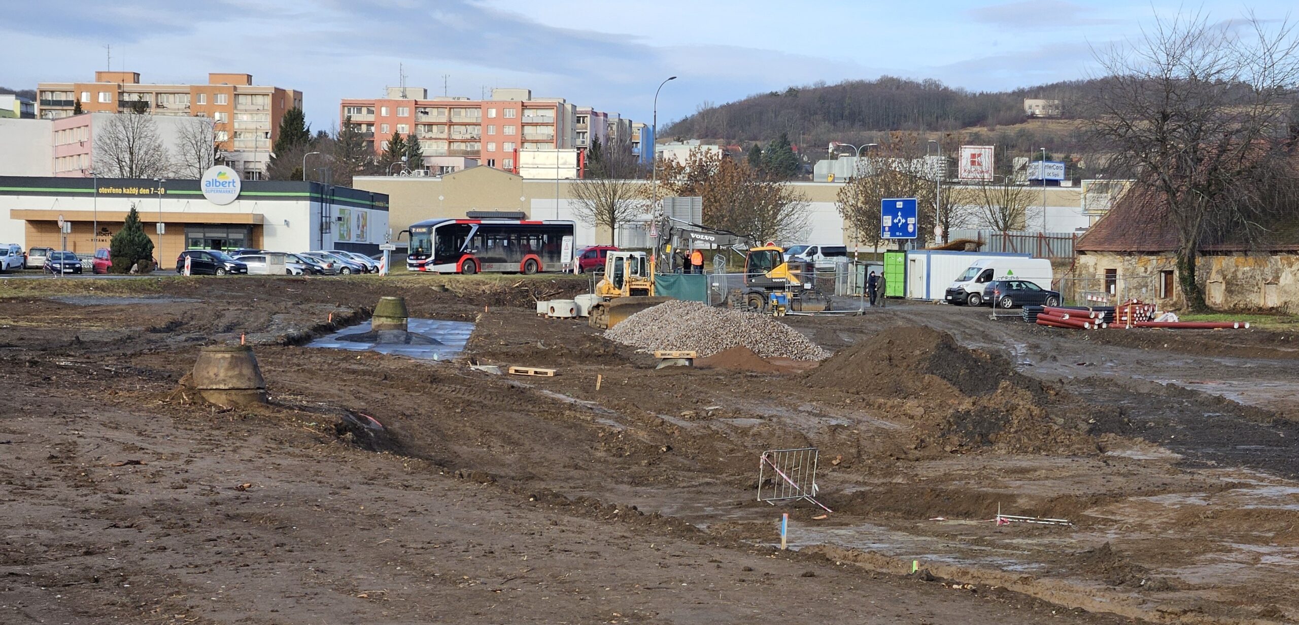 Výstavba nového parkovacího systému v Sedlci postupuje