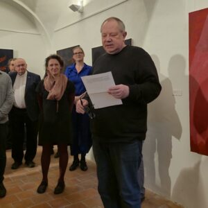 Dvorní domek hostí výstavu Divoký let kutnohorské výtvarnice Marie Slavotínkové