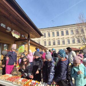 Velikonoční jarmark ZŠ Žižkov plný jara a dětské tvořivosti
