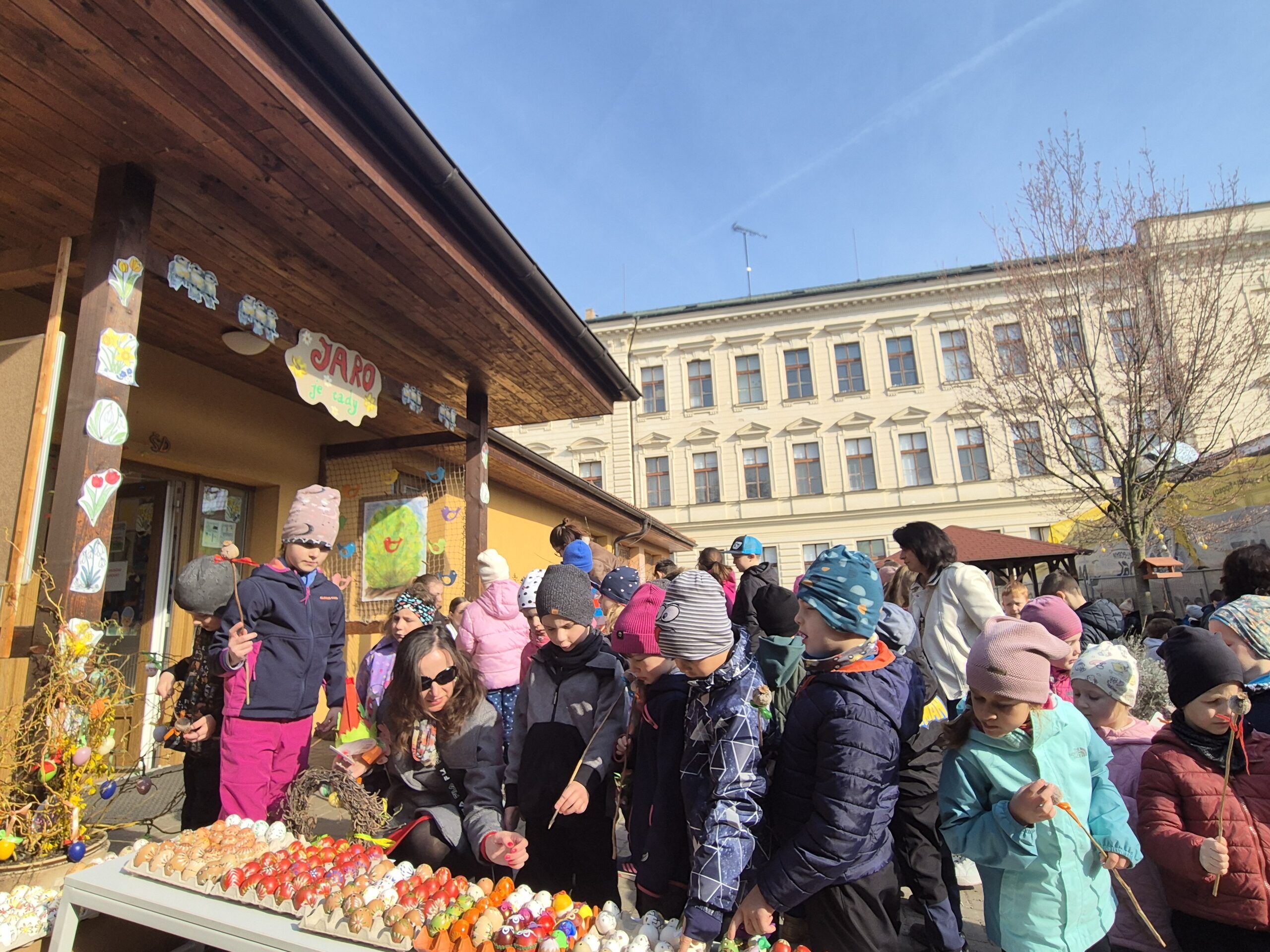 Velikonoční jarmark ZŠ Žižkov plný jara a dětské tvořivosti