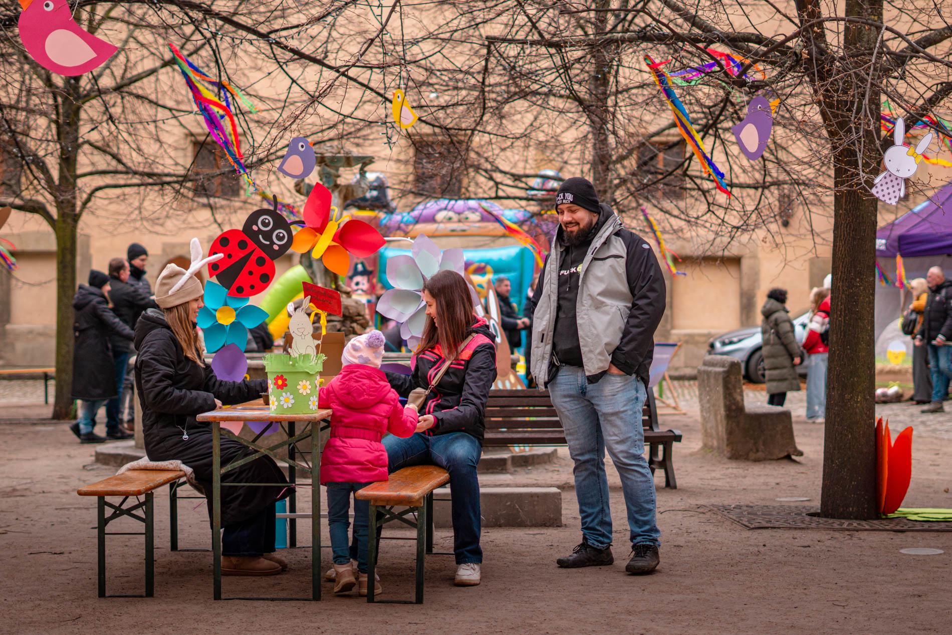 Veselé jaro: Děti i dospělí tvořili na nádvoří Vlašského dvora