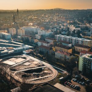 Hřiště Hlouška je zatím staveništěm, ale už získává svou podobu a v létě má přivítat první návštěvníky