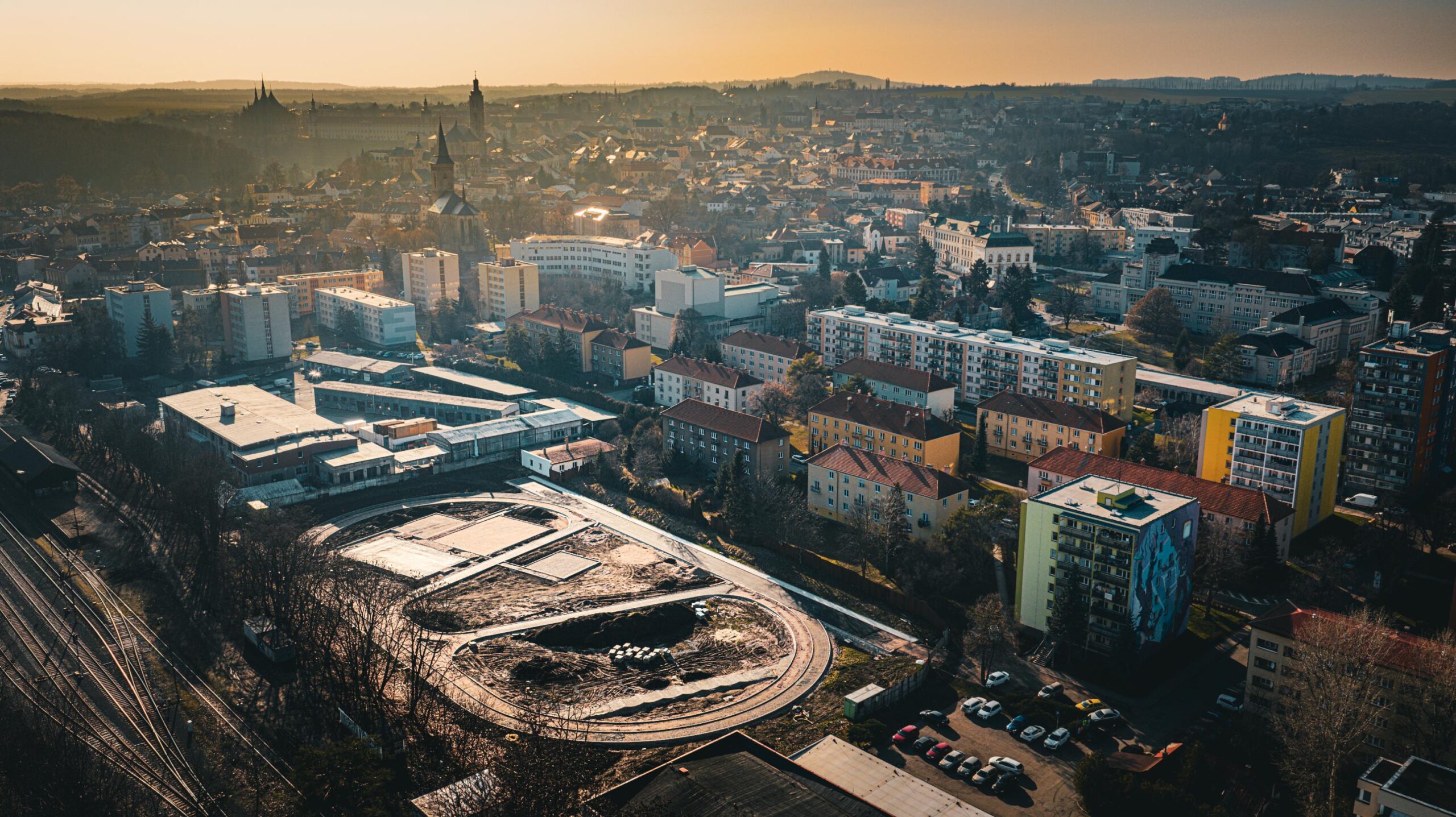 Hřiště Hlouška je zatím staveništěm, ale už získává svou podobu a v létě má přivítat první návštěvníky