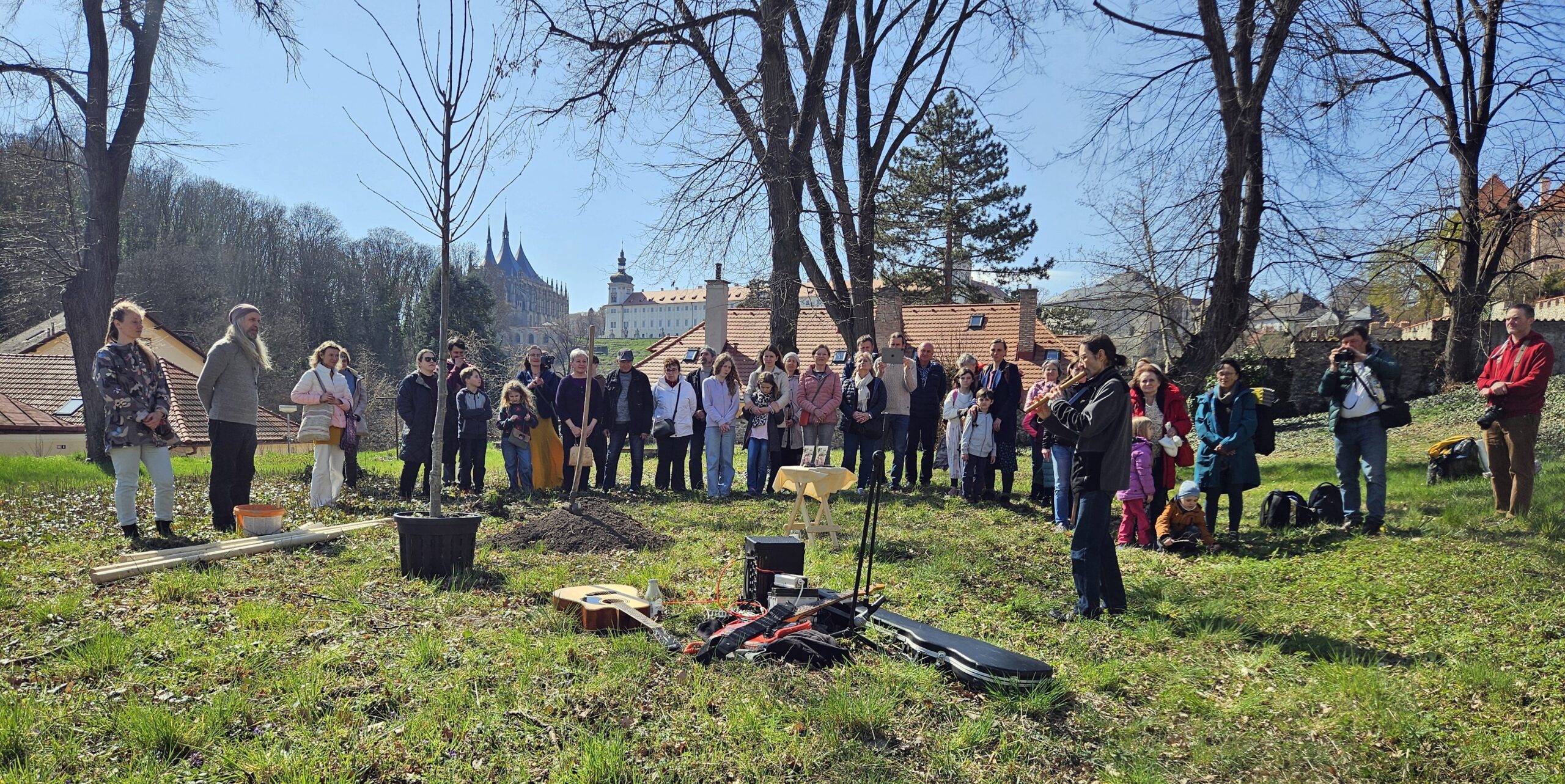 Jóga v denním životě Kutná Hora, z.s. vysadil v Kutné Hoře Strom míru, symbol jednoty a nenásilí