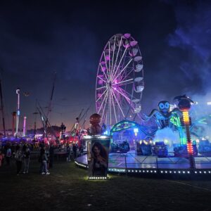 Obrazem: Sedleckou pouť ovládly davy lidí, adrenalin i lasery křižující noční oblohu nad katedrálou