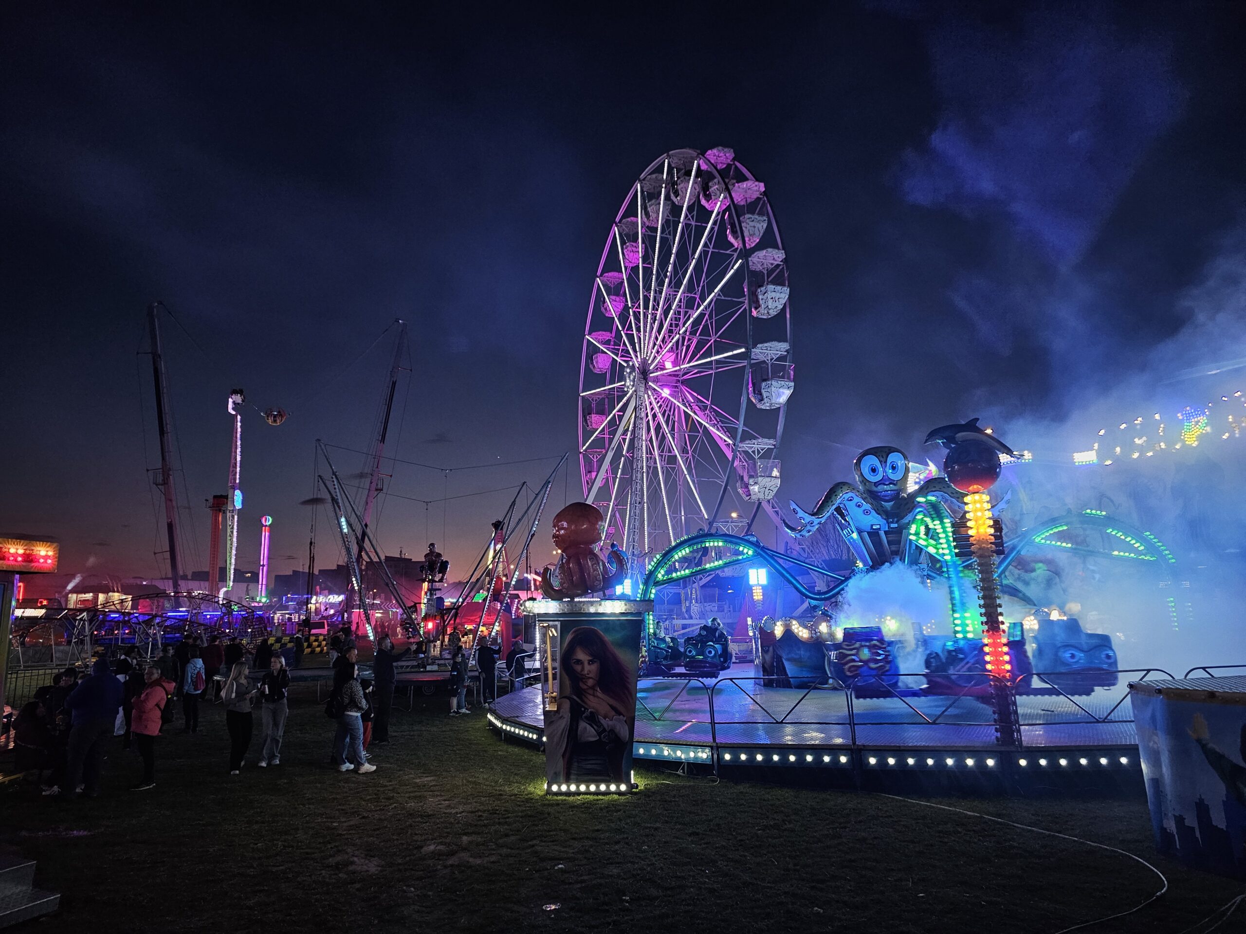 Obrazem: Sedleckou pouť ovládly davy lidí, adrenalin i lasery křižující noční oblohu nad katedrálou