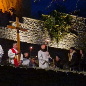 Působivá křížová cesta na Velký pátek v parku pod Vlašským dvorem