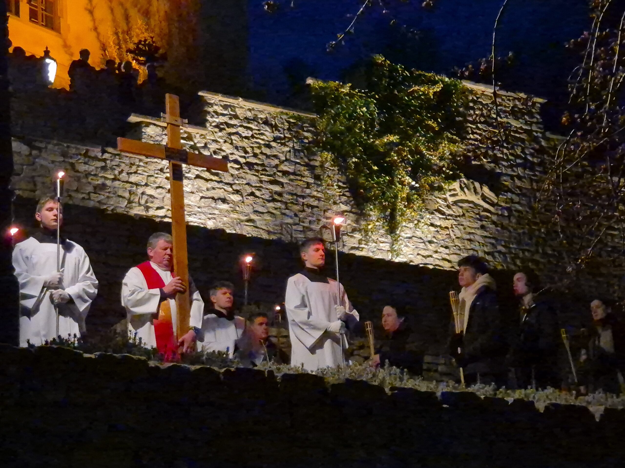 Působivá křížová cesta na Velký pátek v parku pod Vlašským dvorem