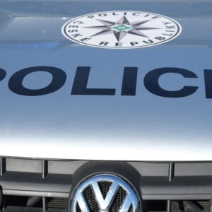 Policie pátrá po řidiči červené dodávky, který srazil na Kutnohorsku cyklistu a z místa ujel