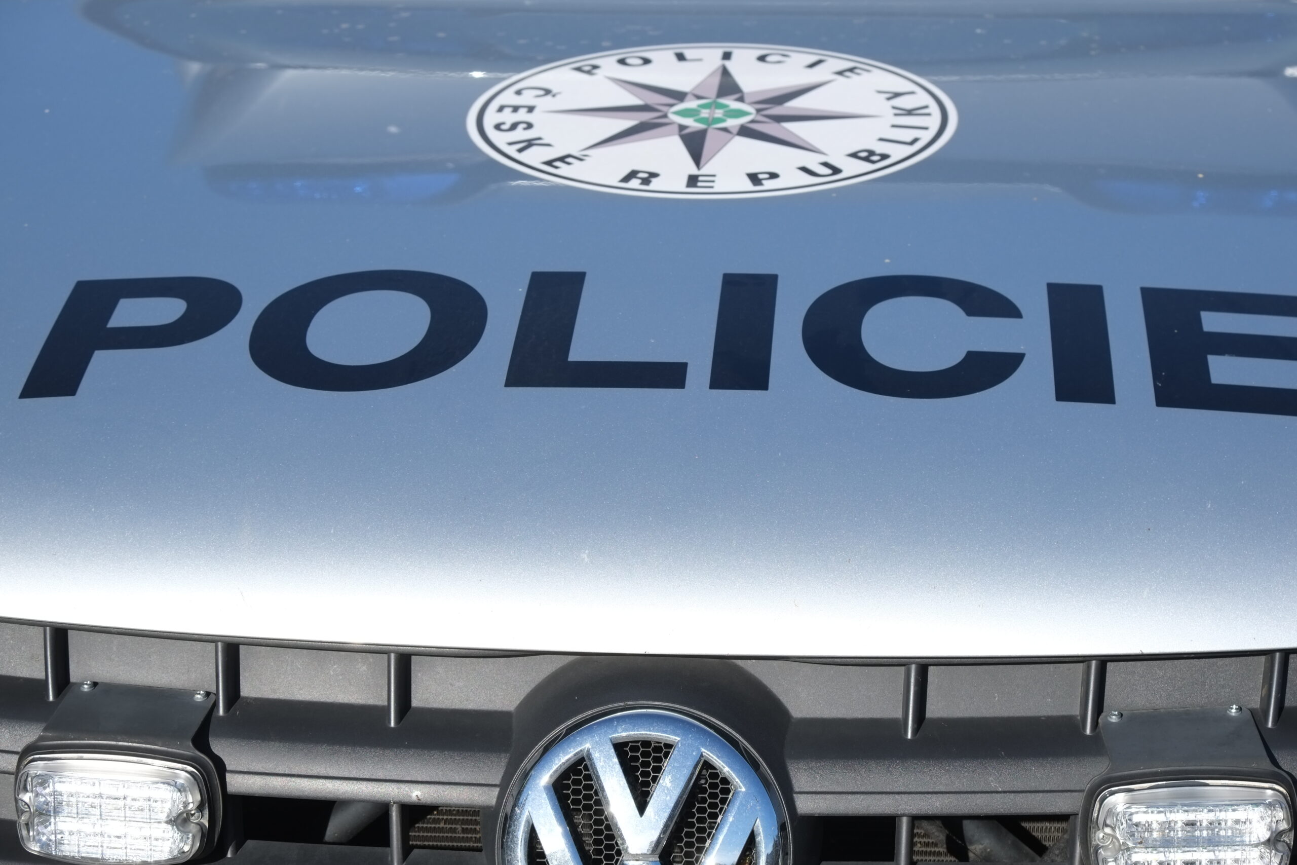 Policie pátrá po řidiči červené dodávky, který srazil na Kutnohorsku cyklistu a z místa ujel