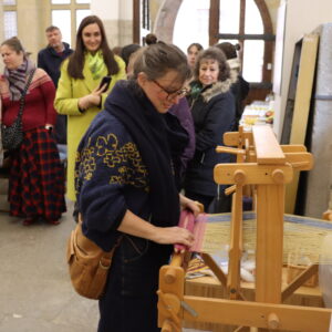 Víte, že slovo plátno vzniklo od slova platit? Výstava Když kolovraty klapaly… vypráví příběh nití rukou a času