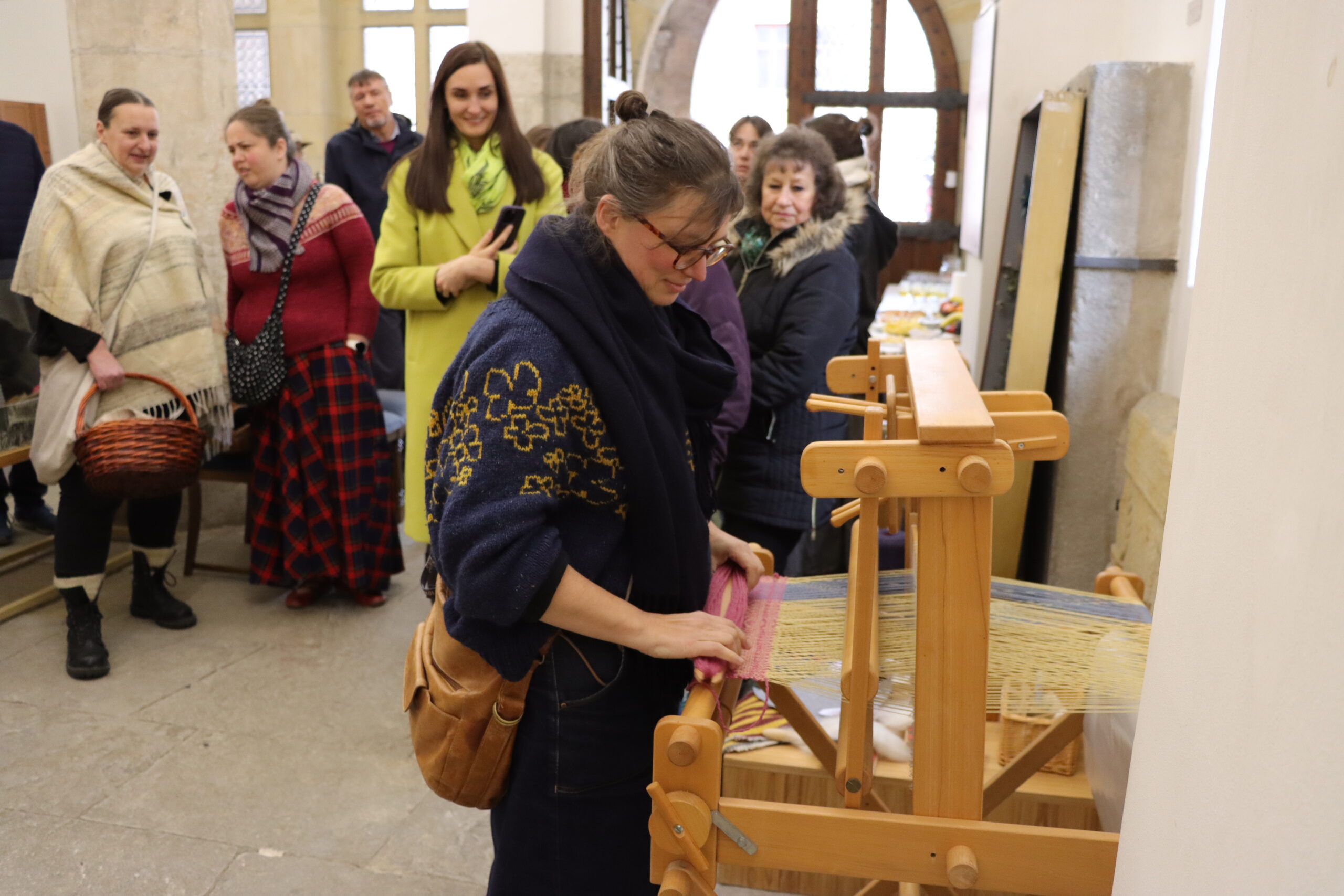Víte, že slovo plátno vzniklo od slova platit? Výstava Když kolovraty klapaly… vypráví příběh nití rukou a času