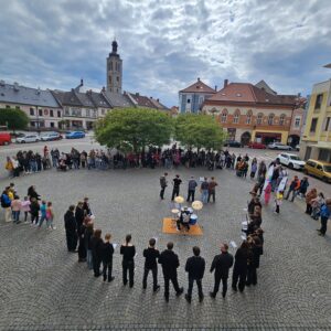 ZUŠ Open zahájil tradiční průvod za strhujících rytmů bubnů