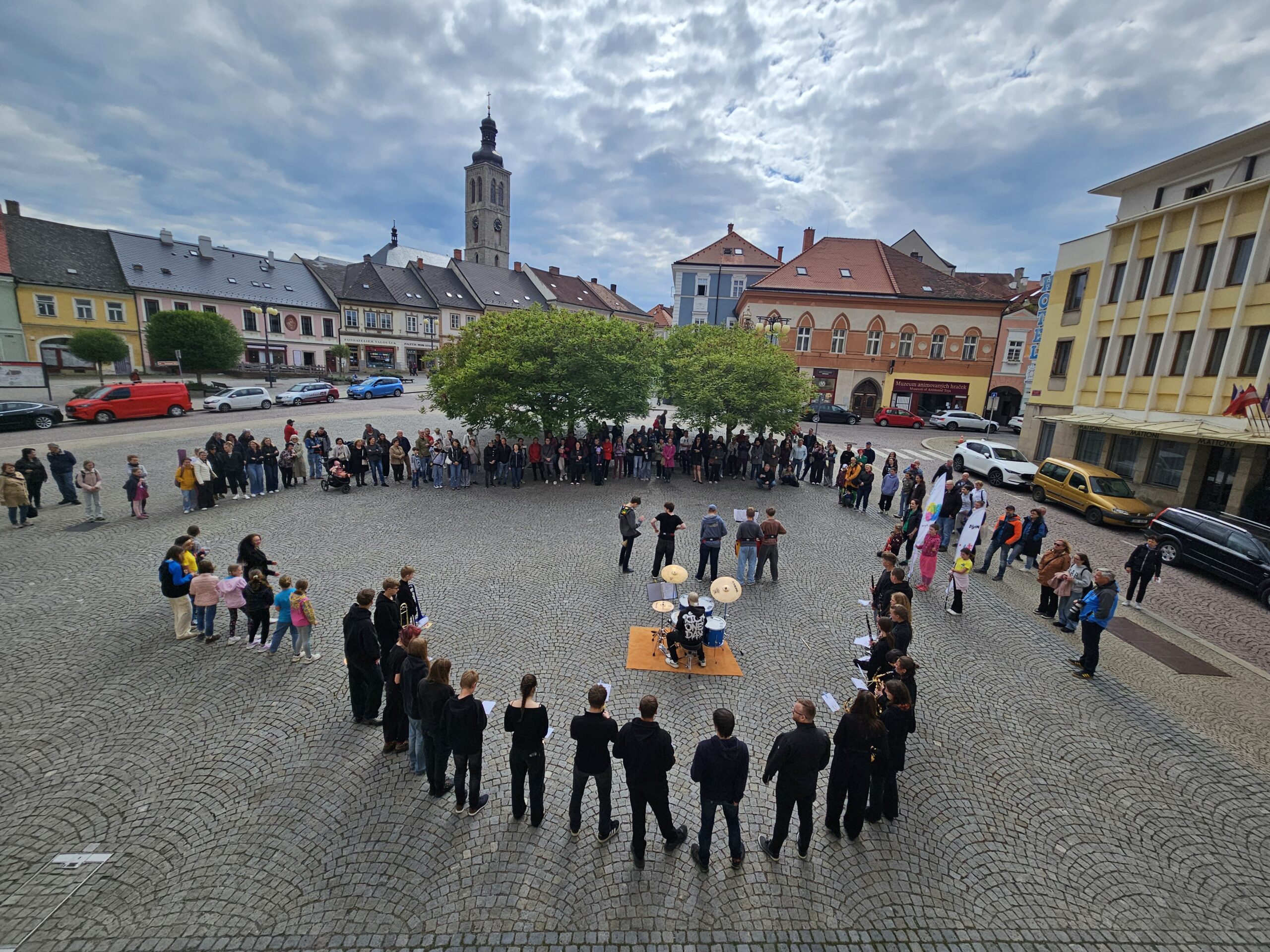ZUŠ Open zahájil tradiční průvod za strhujících rytmů bubnů