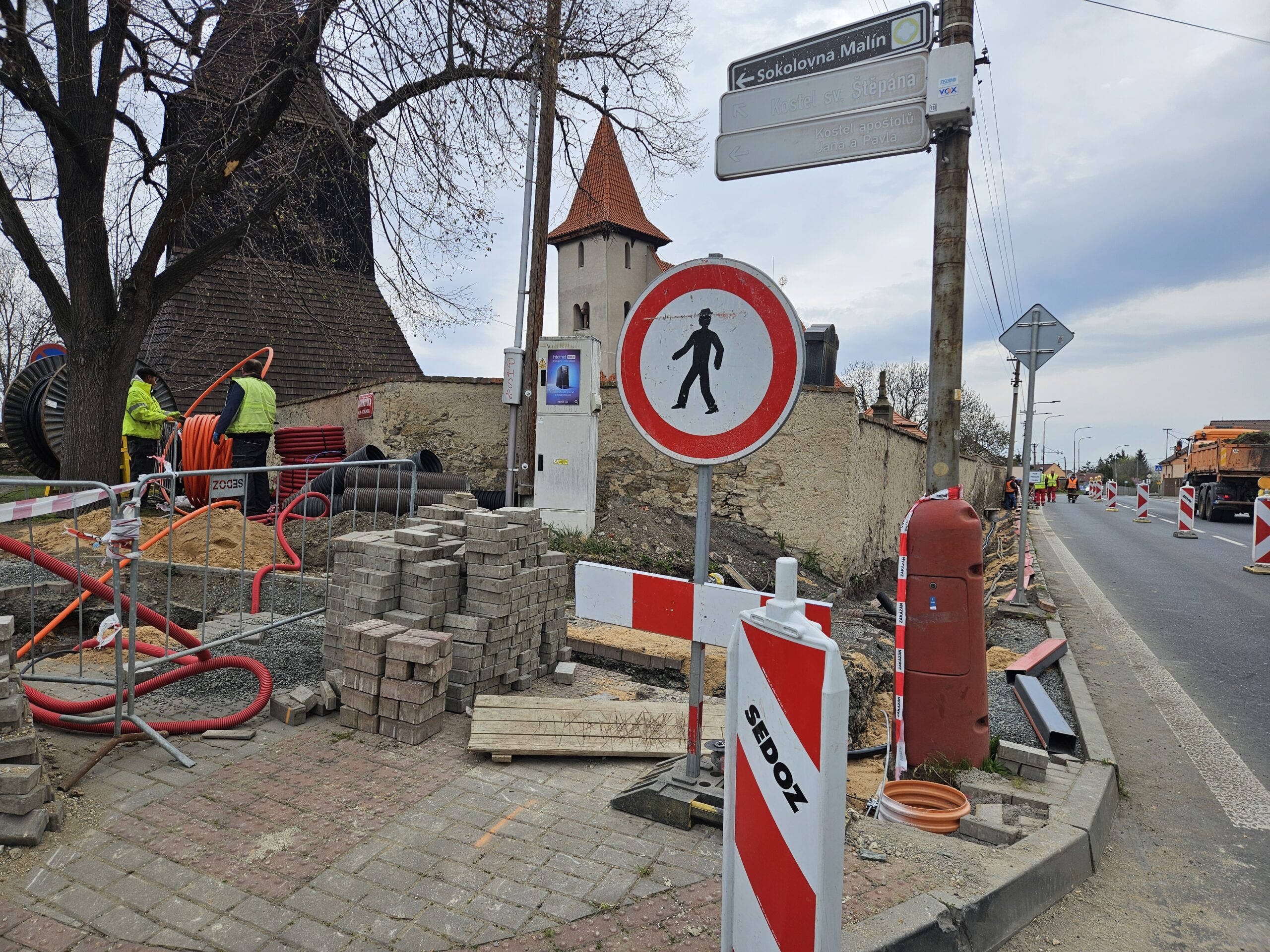 Nové osvětlení i chodníky v Novodvorské ulici v Malíně