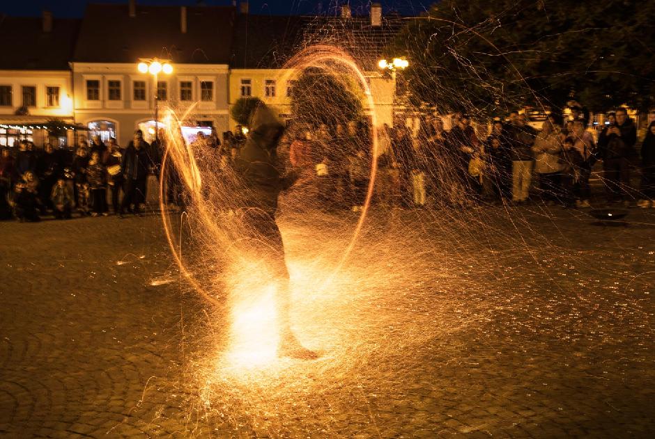 Muzejní noc v Galerii Felixe Jeneweina nabídne 29. května pohádku, koncert francouzské lidové hudby i ohňovou show