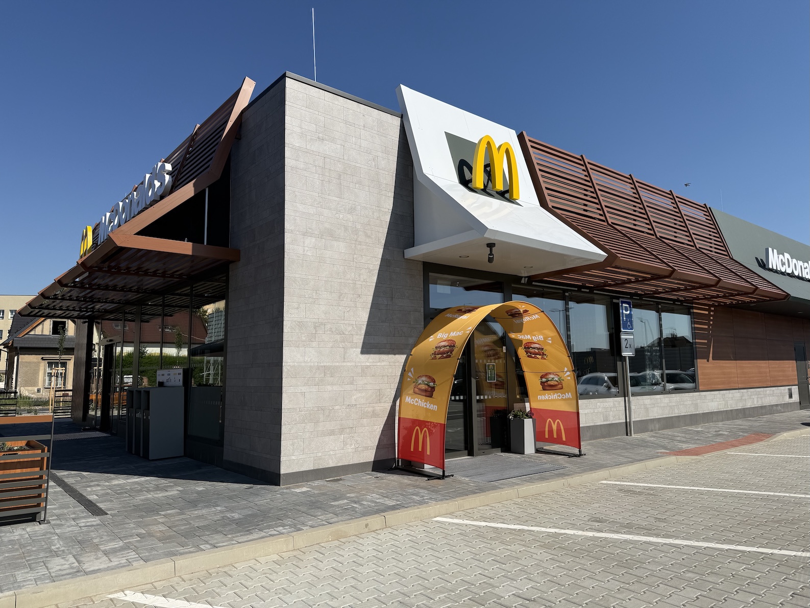 McDonald’s otevřel brány v Kutné Hoře. První restaurace ve městě stříbra