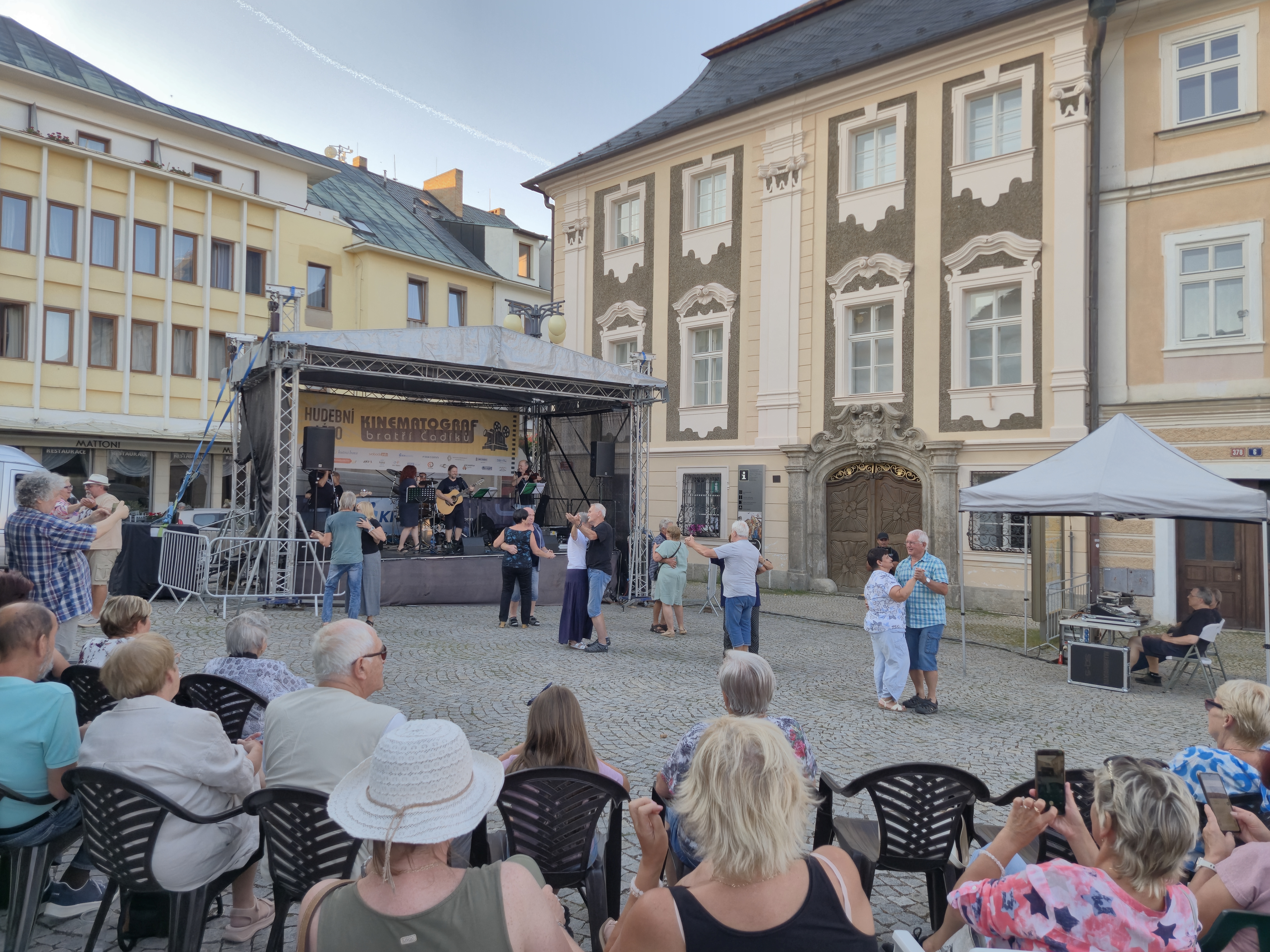 Skvělá letní atmosféra panovala v úterý 28. července na zahájení Hudebního léta a Kinematografu bratří Čadíků