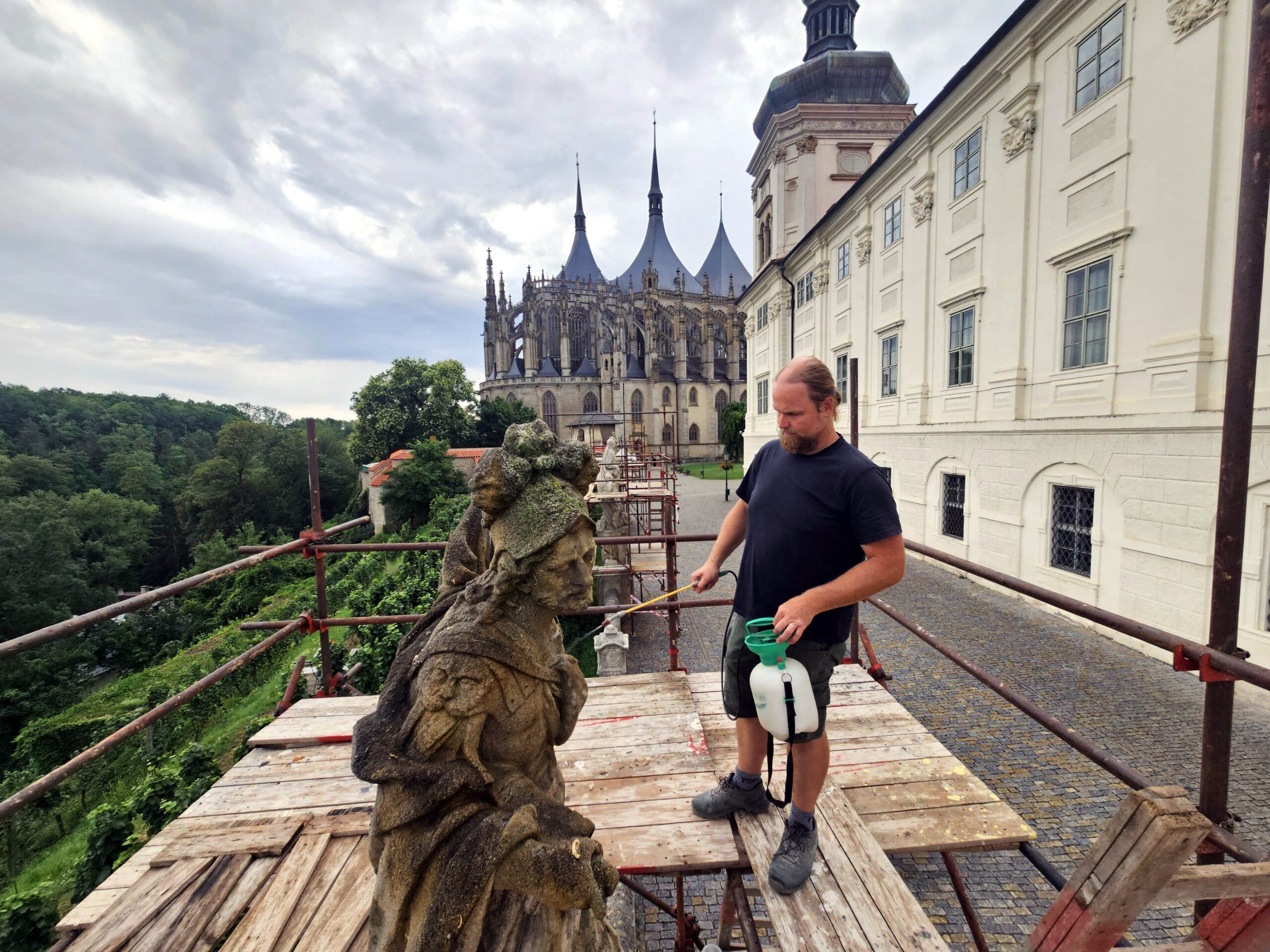 Sousoší světců při cestě k chrámu sv. Barbory jsou v péči restaurátora