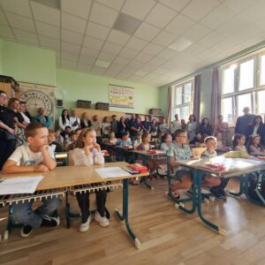 Do školních lavic usedly stovky žáků