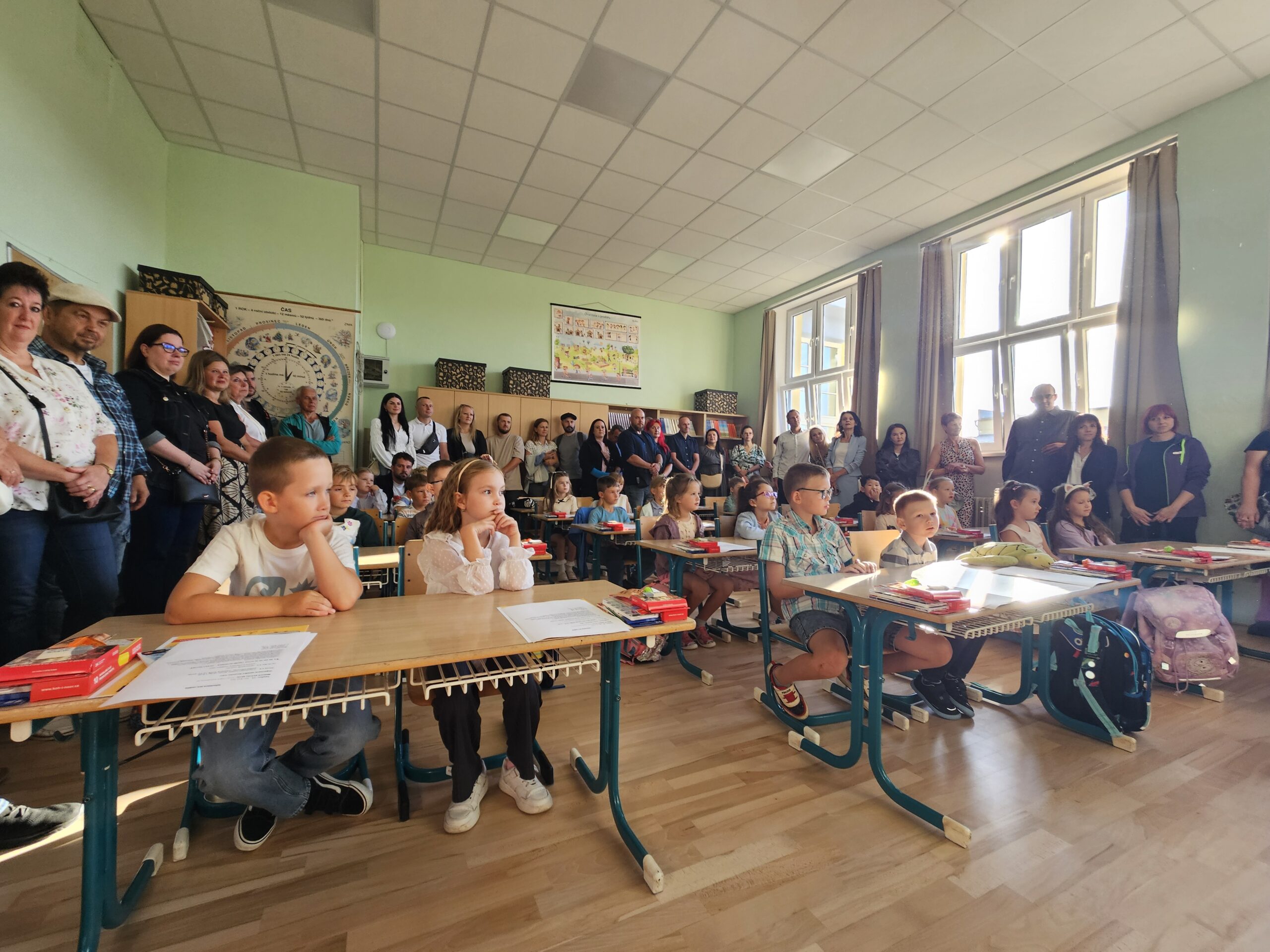 Do školních lavic usedly stovky žáků