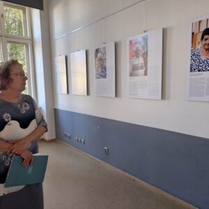 Knihovna hostí putovní výstavu připomínající osudy Romů za II. světové války, součástí programu bude 8. září i přednáška
