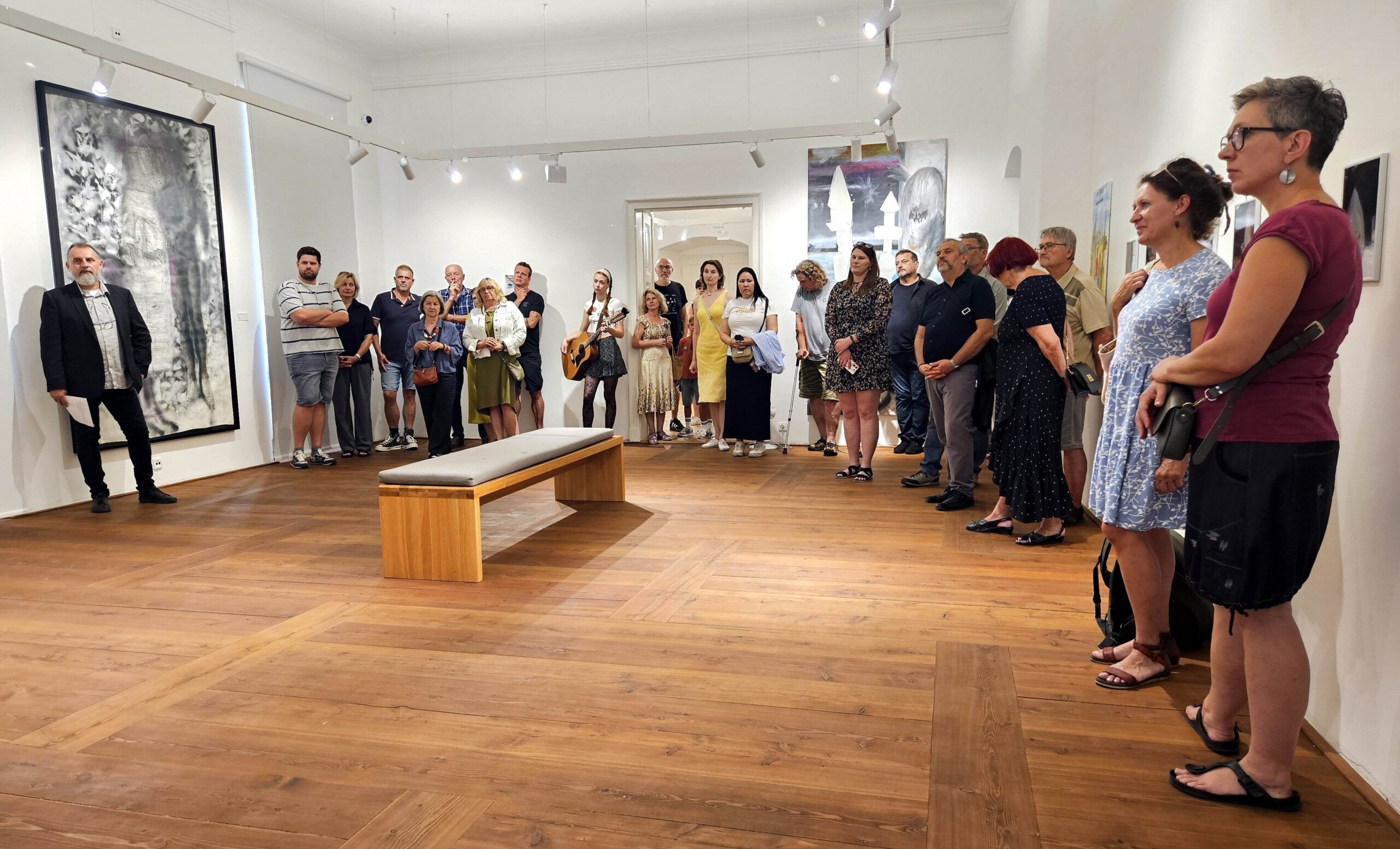 Galerie Felixe Jeneweina zahájila výstavu tvůrčích výsledků letošního ročníku sympozia