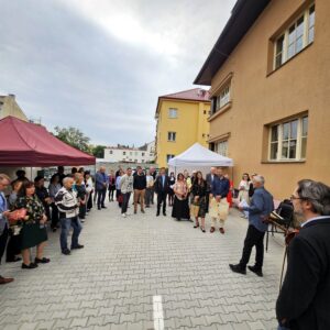 Příběh Pošvovy vily pokračuje: Kutnohorská charita funkcionalistickou vilu obnovila a proměnila v centrum pomoci dětem a jejich rodinám