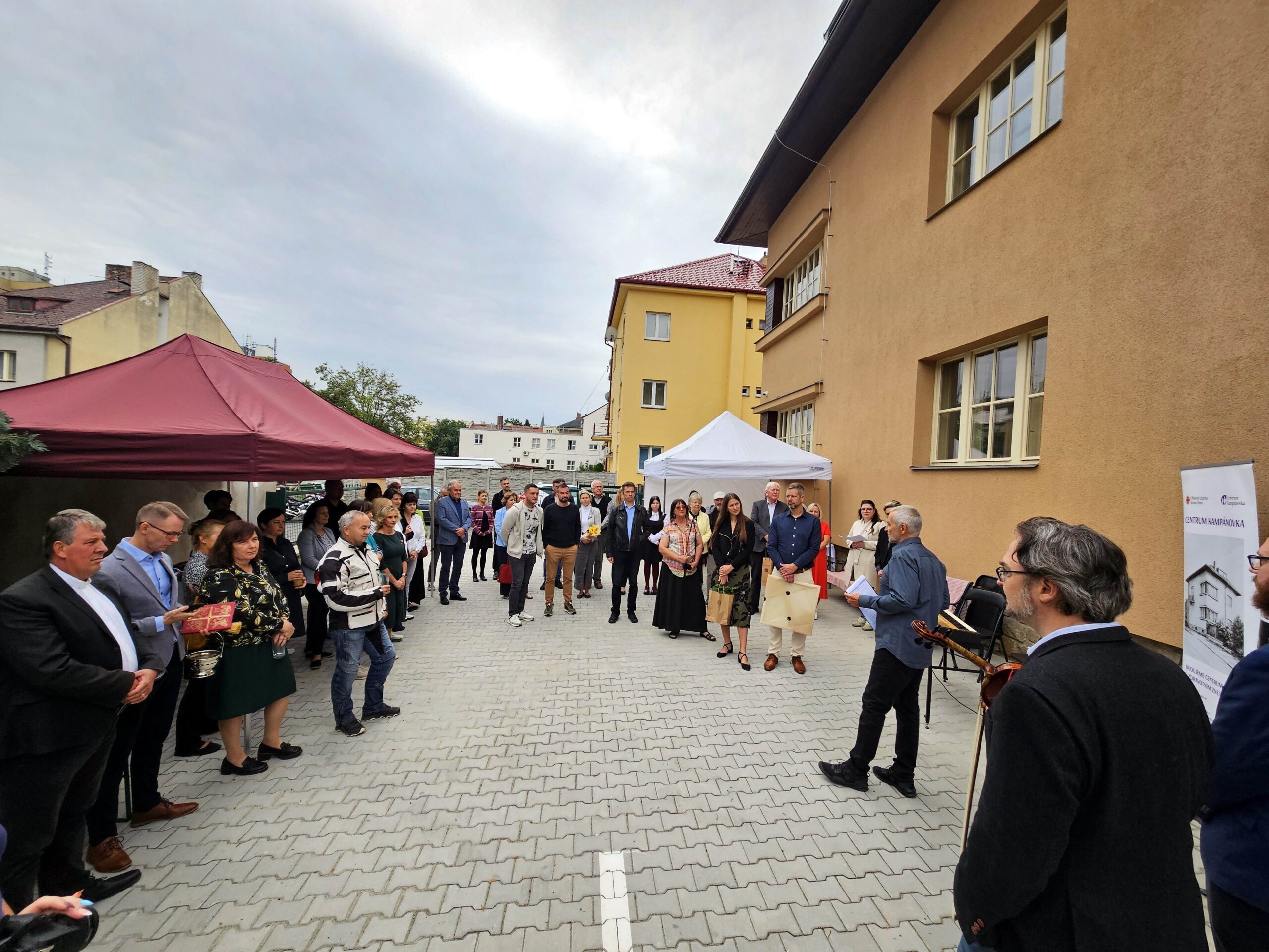 Příběh Pošvovy vily pokračuje: Kutnohorská charita funkcionalistickou vilu obnovila a proměnila v centrum pomoci dětem a jejich rodinám
